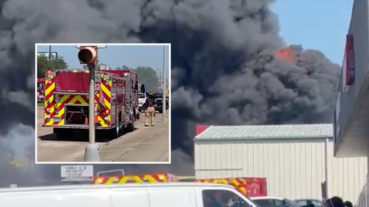 Investigan un incendio que se registra este martes al suroeste de la ciudad de Houston 