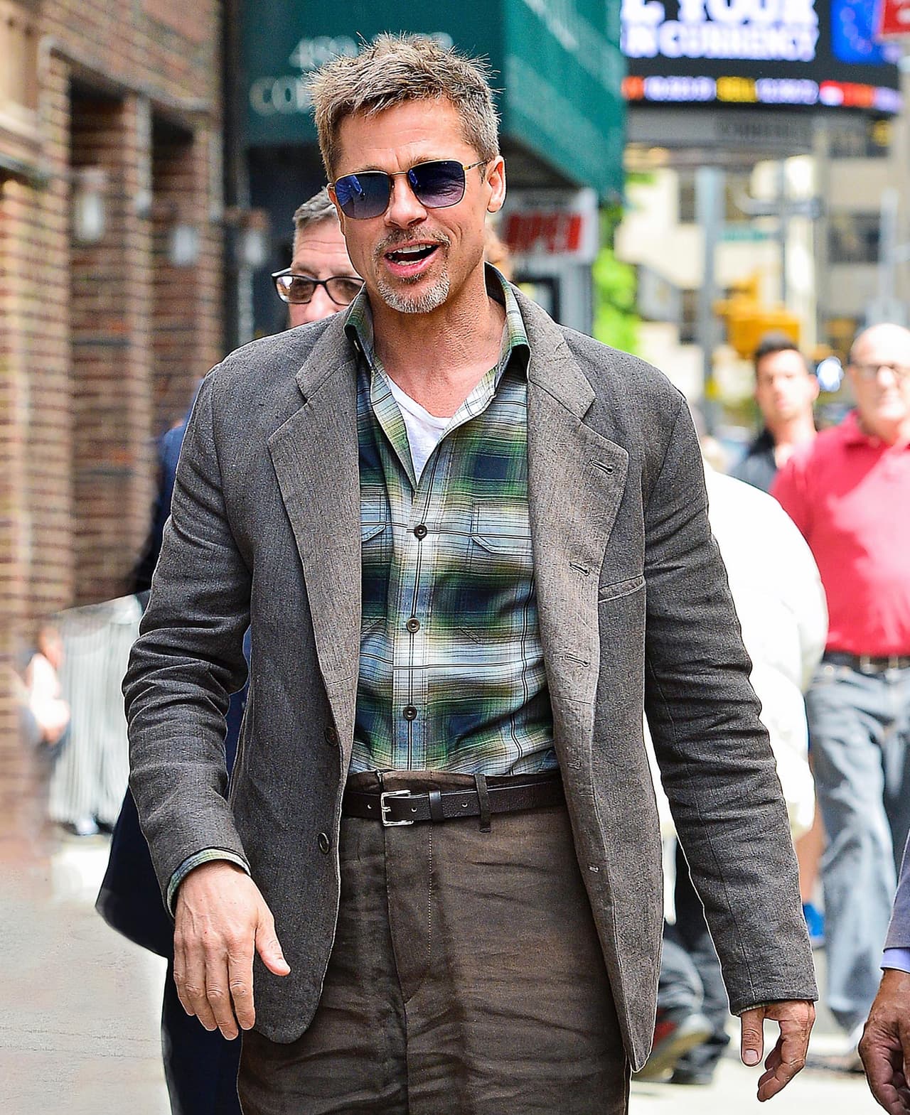 12 años después de su primer divorcio, Brad Pitt parece haber perdido el apetito, pues luce muy delgado y su holgada vestimenta así lo acentúa.