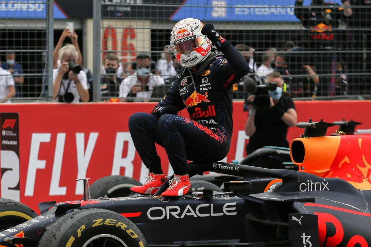 Sergio 'Checo' Pérez logra subir al podio en la Formula 1 junto a su compañero de Red Bull, Max Verstappen, y Lewis Hamilton. El mexicano llegó en tercera posición, mientas que el piloto británico se adjudicó la segunda plaza. El neerlandés fue campeón del Gran Premio de Francia y fue nombrado piloto del día.