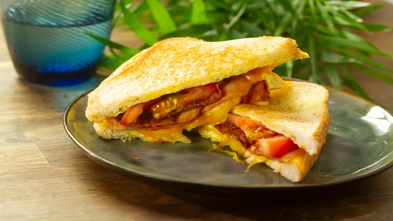 Sandwich de huevo con jamón y queso