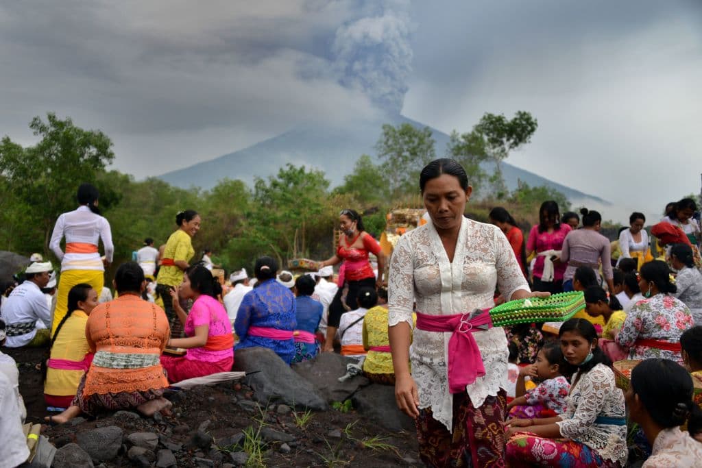 Hindúes balineses realizaron una ceremonia en las cercanías del monte Agung, en la que rezaron para que se detenga la erupción.
