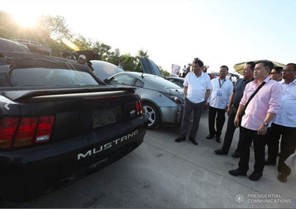 Un total de 68 autos de lujo y ocho motocicletas que formaban parte de un cargamento llevado de contrabando a Filipinas, terminaron siendo aplastadas por dos máquinas excavadoras.