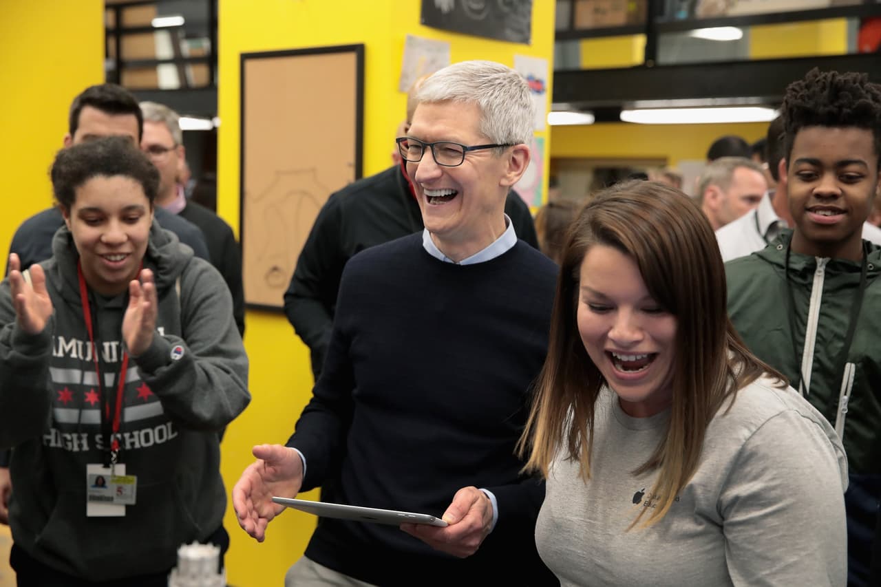 Unos meses antes, un nuevo CEO había sido nombrado sucesor: Timothy D. Cook, un hombre que según los expertos es tan responsable del éxito reciente de la compañía como lo fue el mismo Jobs.