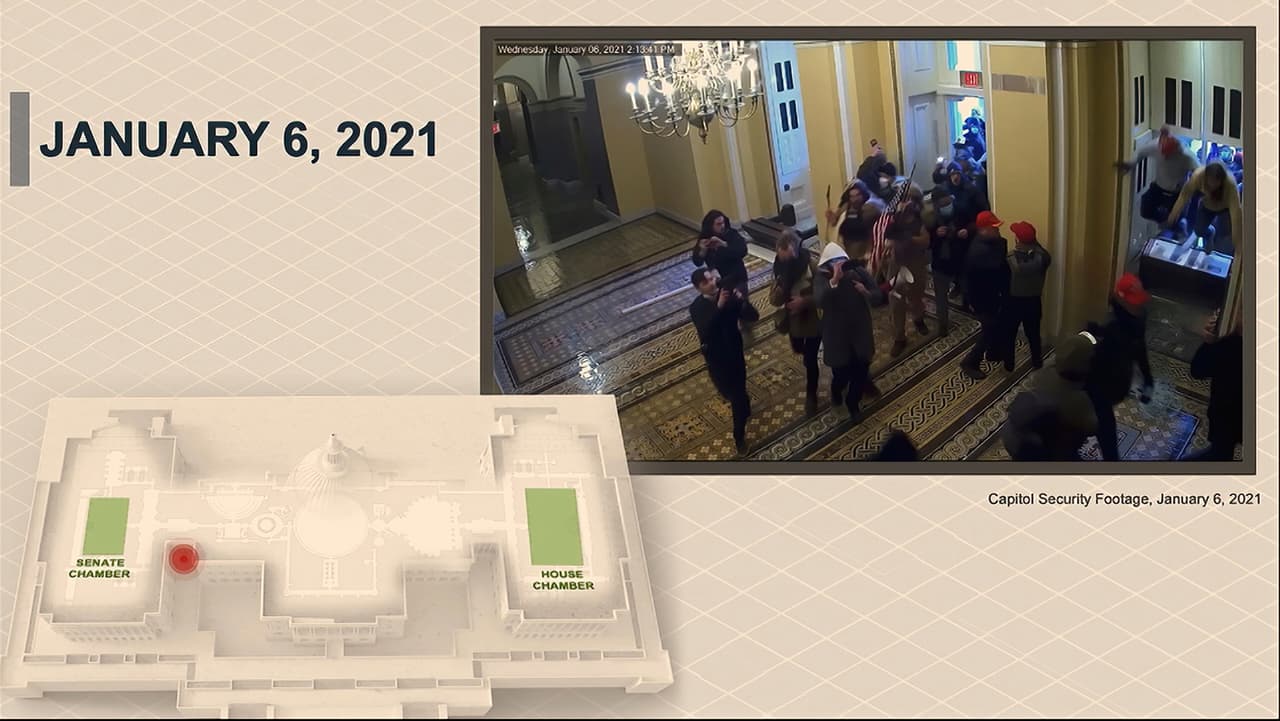 En esta imagen del video, un video de seguridad que muestra a los alborotadores entrando al Capitolio.