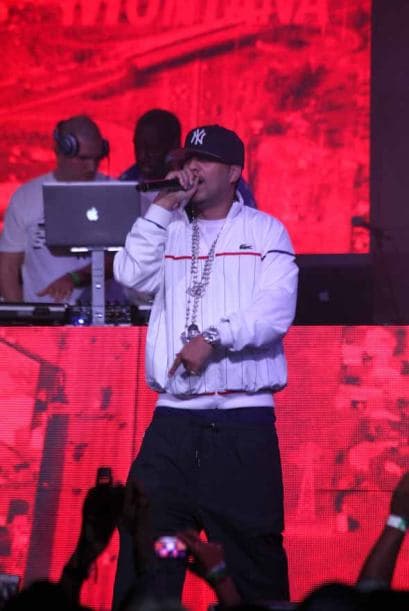 El estilo de este chico es inconfundible y llamativo como los de todos los cantantes de su género. Para algunas resulta escandaloso, mientras otras lo consideran sexy. Te mostramos algunos de sus outfit ¿Saldrías con un chico con esta pinta?