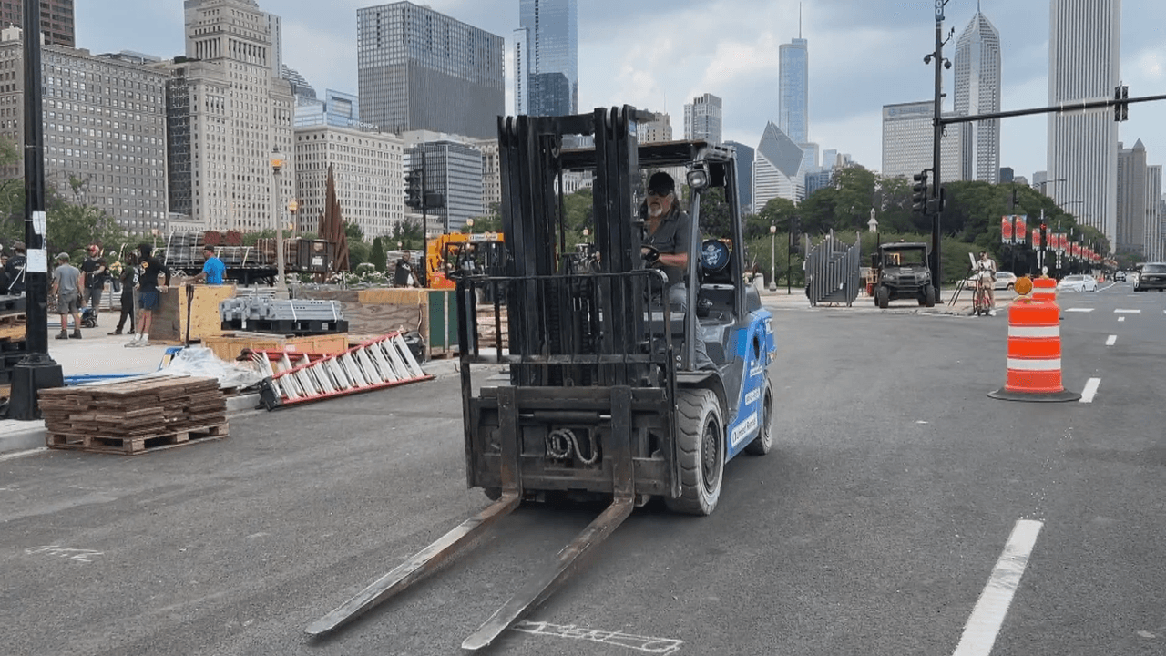 Grúas impiden el tráfico a 9 días que finalizó la carrera Nascar.