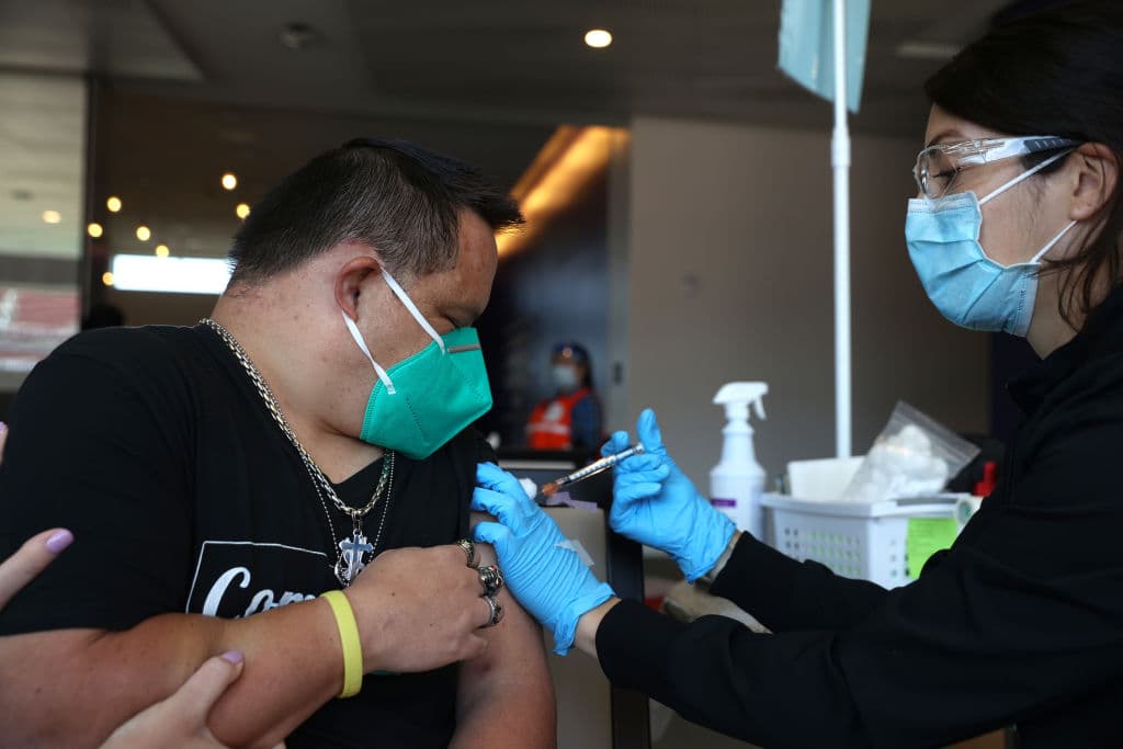 Esta ciudad del sur de California podría convertirse en la primera en exigir la vacuna covid a sus trabajadores municipales