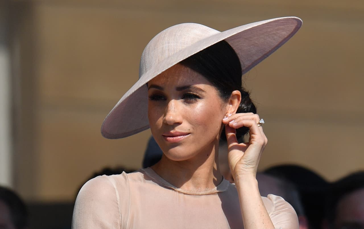 "Y 
<b><a href="https://www.univision.com/famosos/meghan-markle-habria-causado-conmocion-en-buckingham-por-contratar-a-expertos-para-mejorar-su-imagen-fotos" target="_blank">así es como elijo moverme</a> </b>por el mundo", compartió.
<br>