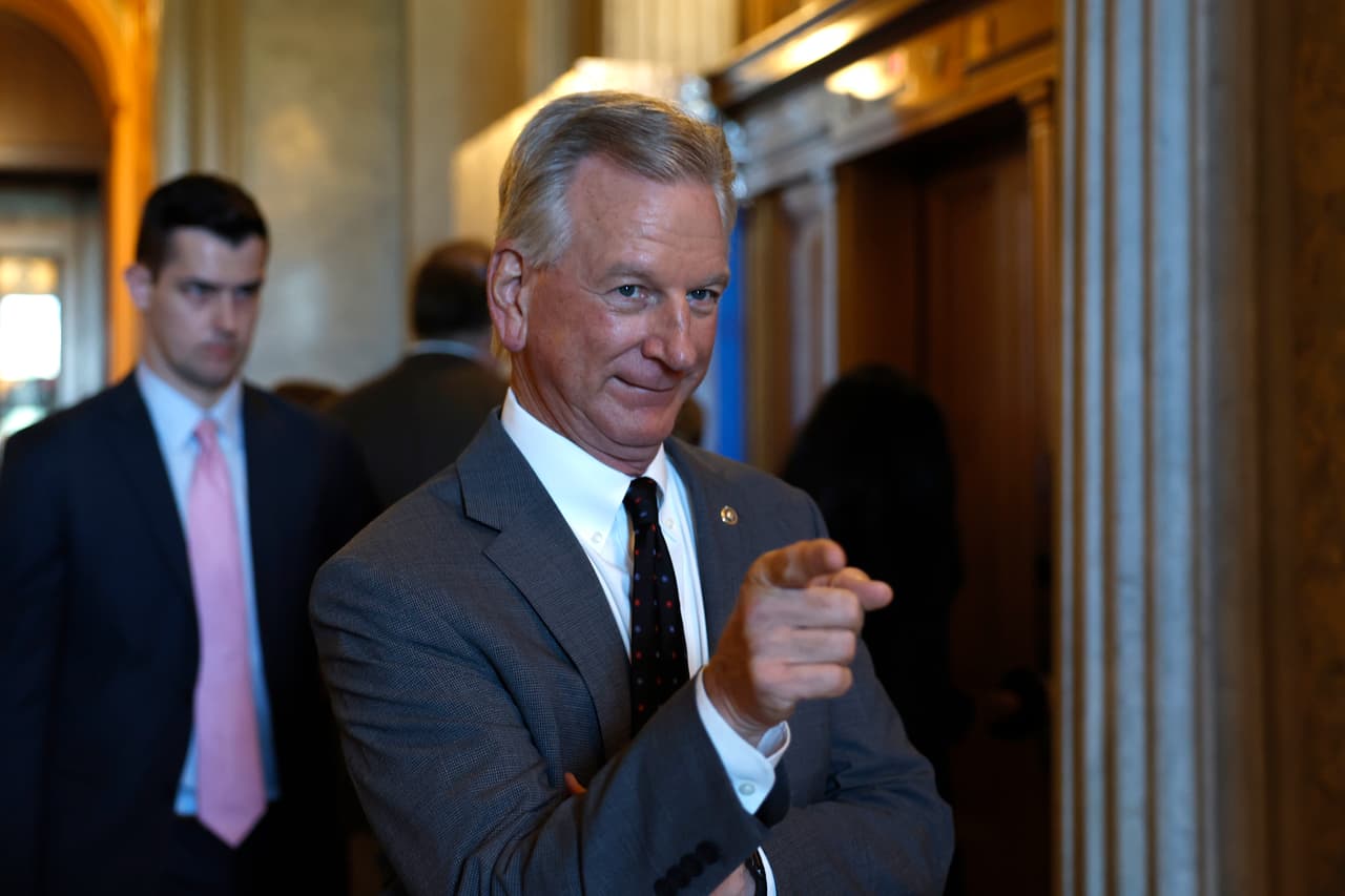 <h3 class="cms-H3-H3">Senador Tommy Tuberville, de Alabama</h3>
<br>
<br>🗳️ Fue elegido en 2020, su periodo actual termina en 2027. 
<br>
<br>🗳️ El 5 de noviembre de 2020, dos días después de las elecciones, Tuberville escribió en su cuenta de Twitter: “Los resultados de las elecciones están fuera de control. Es como si hubiera sonado el silbato, el juego había terminado y los jugadores se habían ido a casa, pero los árbitros de repente estaban agregando touchdowns al lado del marcador del otro equipo”.
<br>