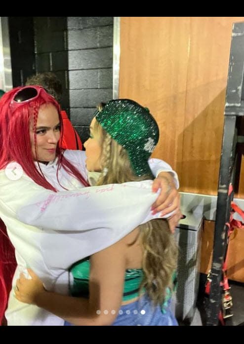 Pero no solo fue eso, Chiquis tuvo un emotivo encuentro con la cantante en 'backstage'. 
<br>