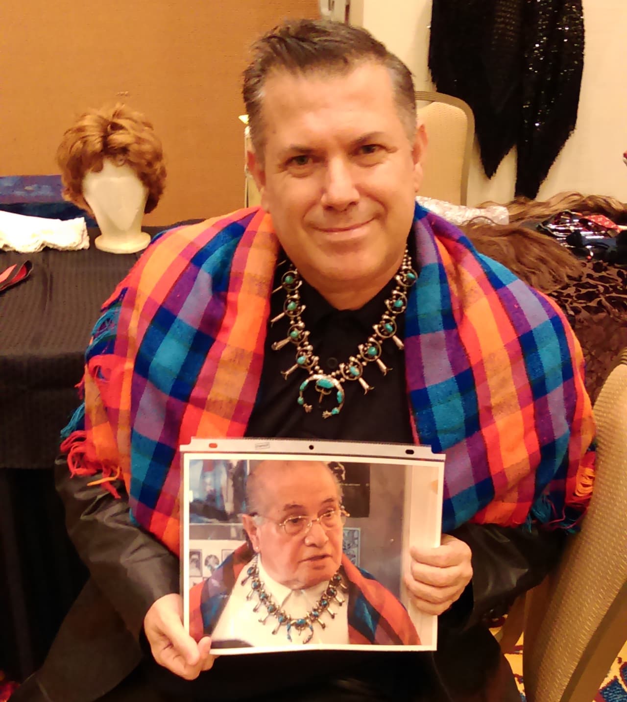 Jose Gutiérrez con una fotografía de José Sarria, usando su collar de turquesas, en 2014.