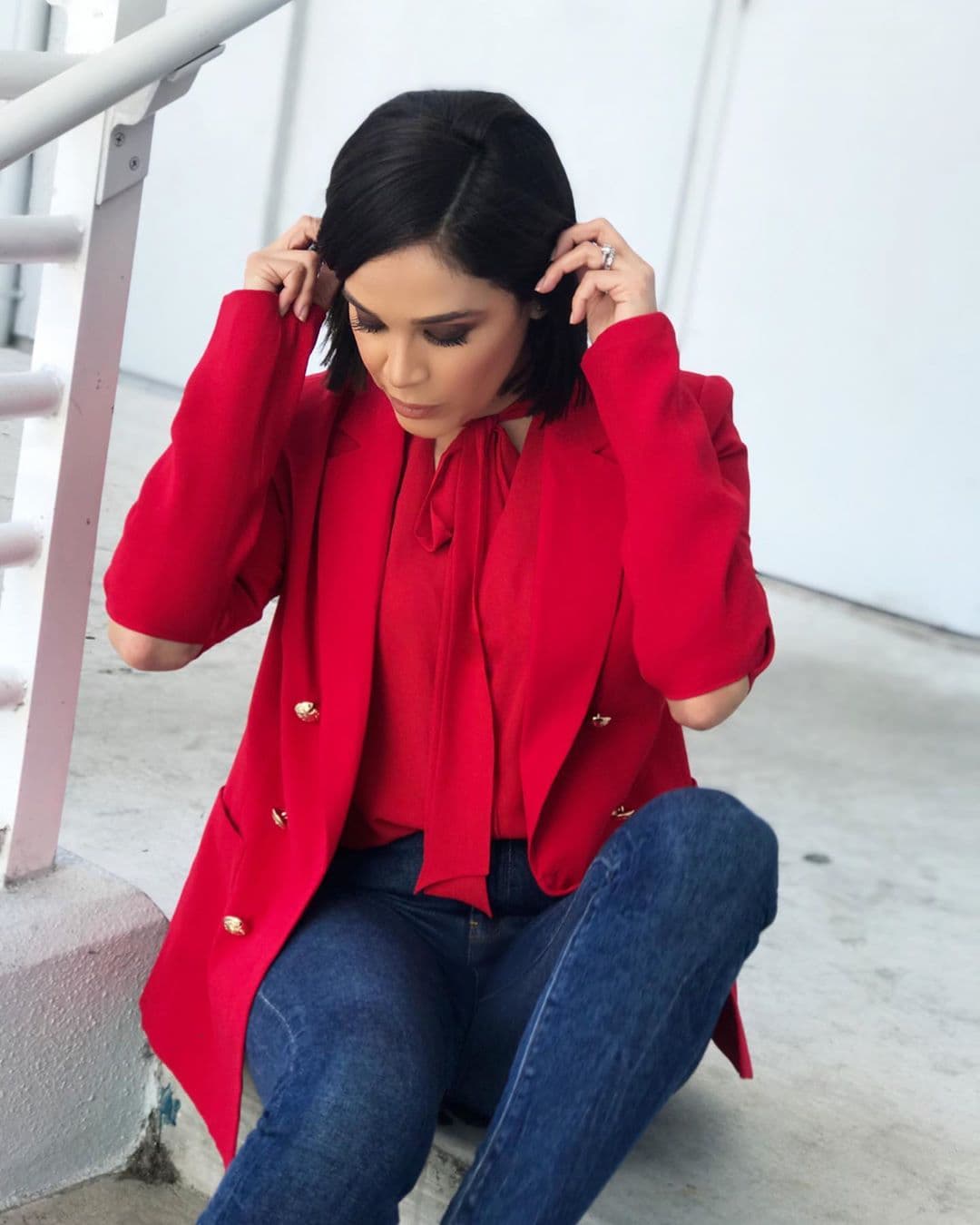 El rojo está causando furor este otoño, aquí vemos a Karla con un peculiar saco de este tono con los codos al descubierto:"Un saco fuera de lo normal, como yo".