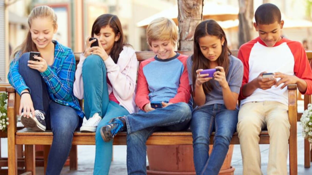 Aprende a identificar cuando tus hijos hablan de sexo y drogas a través de emojis y cómo actuar