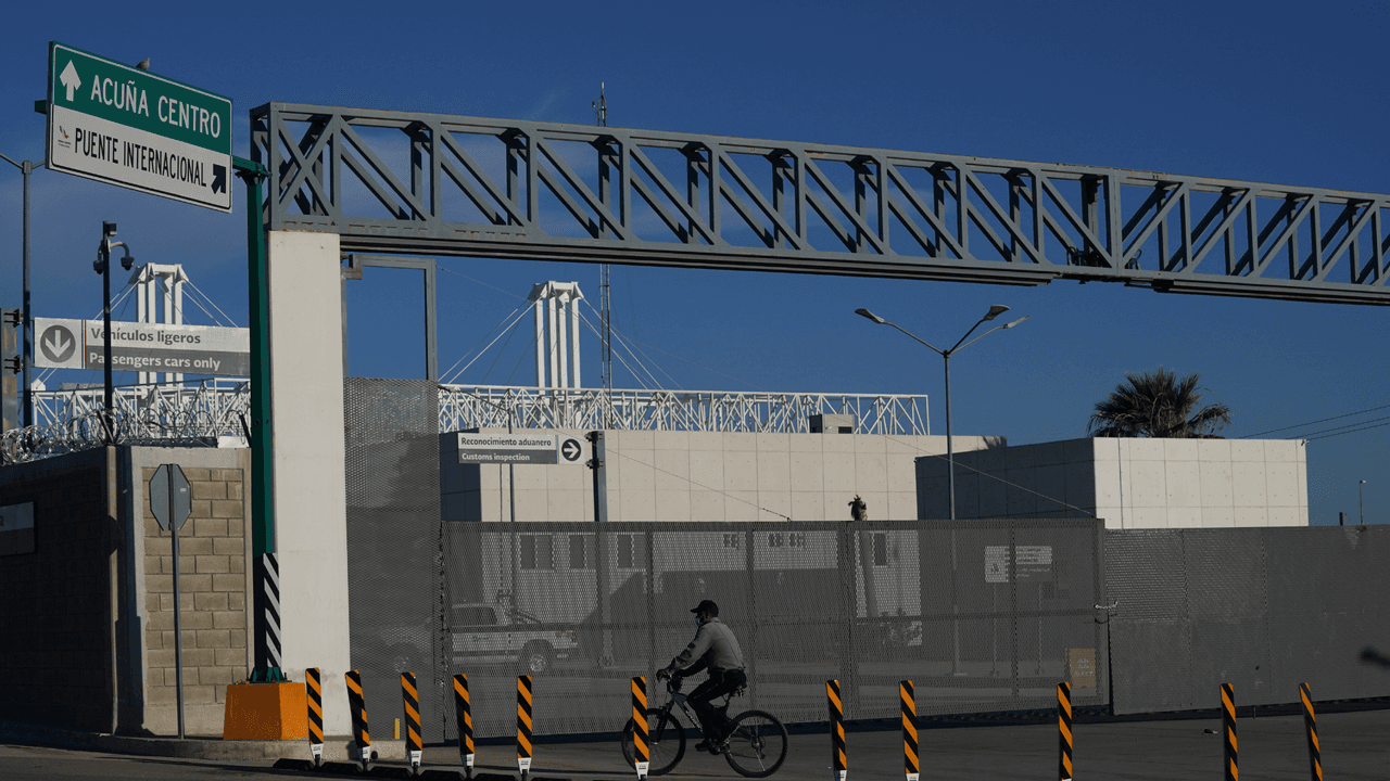 “Siempre está una patrulla o algún elemento de la Guardia Nacional acompañando la caravana, desde que lleguen a México hasta que lleguen a su destino”, dice Edith Merino, de Fuerza Migrante, otro colectivo que apoya la caravana.
<br>
<br>“A veces desconocemos, cada región es diferente, hay algunas zonas seguras, y otras no seguras, si no conocemos los diferentes estados, podríamos estar en una zona no segura, y eso aumenta las posibilidades de tener algún incidente”.
