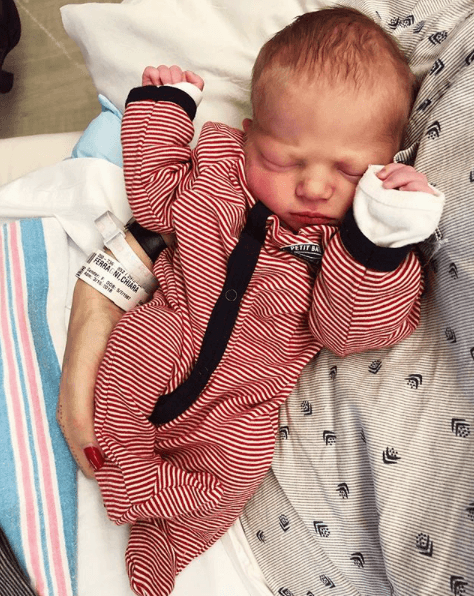 "Mi persona favorita en la Tierra, nuestro pequeño macho", escribió en la foto de presentación semi oficial de Leone.