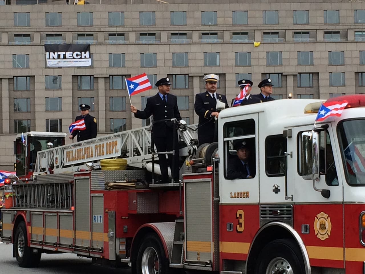 Ni el frío, ni el viento impidieron que este domingo se realizara el desfile anual puertorriqueño en Filadelfia en donde el baile y la música no podían faltar. El evento que tuvo como objetivo unir a la comunidad boricua y levantar con orgullo la bandera de la llamada Isla del Encanto. El Desfile Puertorriqueño de Filadelfia, organizado por El Concilio, tuvo como tema este año el de "Nuestra Trayectoría: De Puerto Rico a Filadelfia".