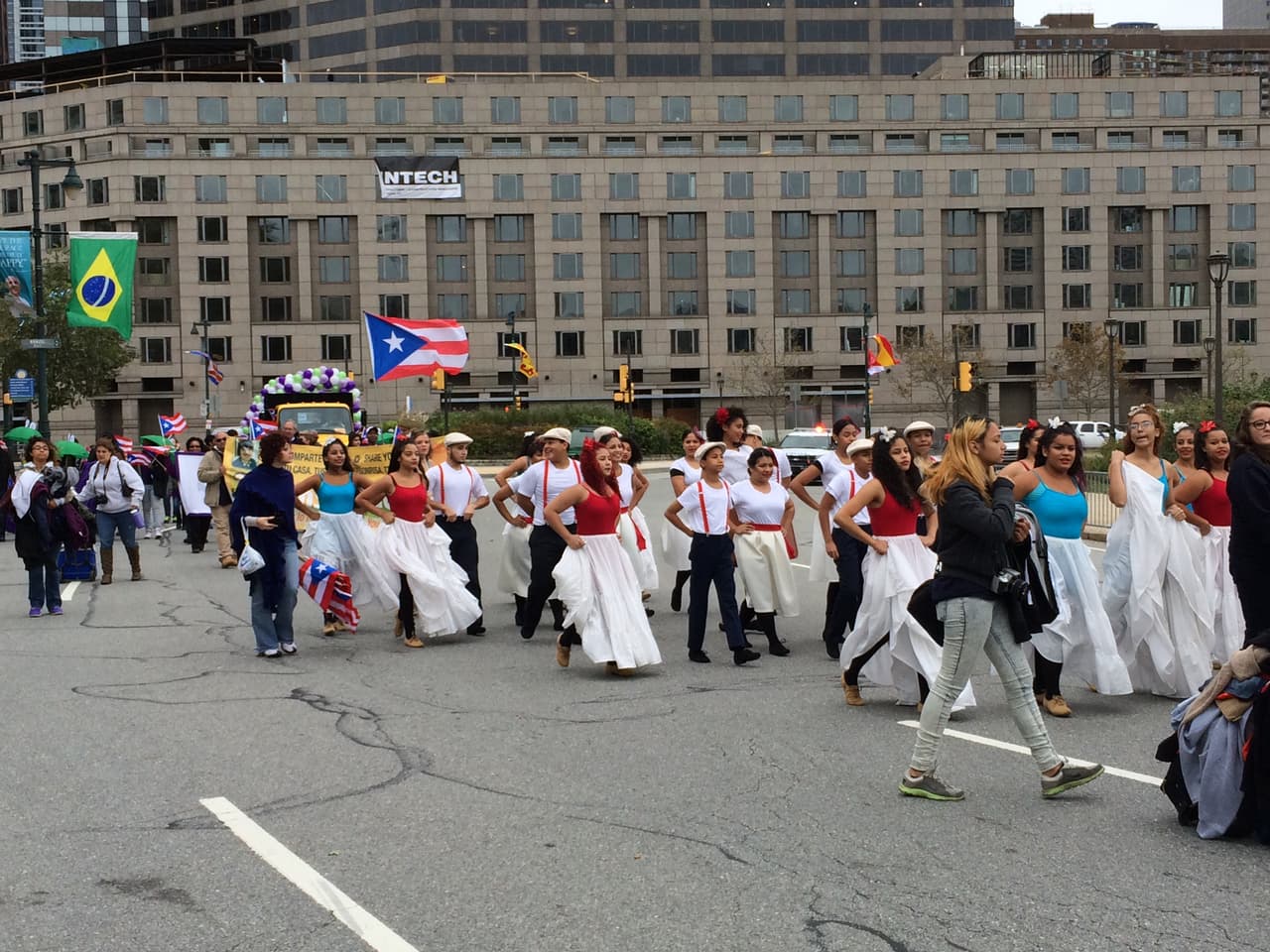 Ni el frío, ni el viento impidieron que este domingo se realizara el desfile anual puertorriqueño en Filadelfia en donde el baile y la música no podían faltar. El evento que tuvo como objetivo unir a la comunidad boricua y levantar con orgullo la bandera de la llamada Isla del Encanto. El Desfile Puertorriqueño de Filadelfia, organizado por El Concilio, tuvo como tema este año el de "Nuestra Trayectoría: De Puerto Rico a Filadelfia".