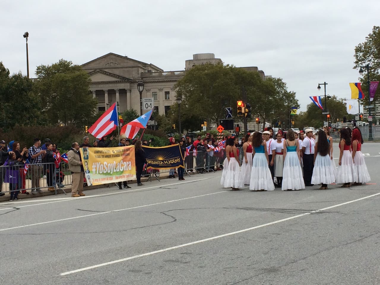 Ni el frío, ni el viento impidieron que este domingo se realizara el desfile anual puertorriqueño en Filadelfia en donde el baile y la música no podían faltar. El evento que tuvo como objetivo unir a la comunidad boricua y levantar con orgullo la bandera de la llamada Isla del Encanto. El Desfile Puertorriqueño de Filadelfia, organizado por El Concilio, tuvo como tema este año el de "Nuestra Trayectoría: De Puerto Rico a Filadelfia".