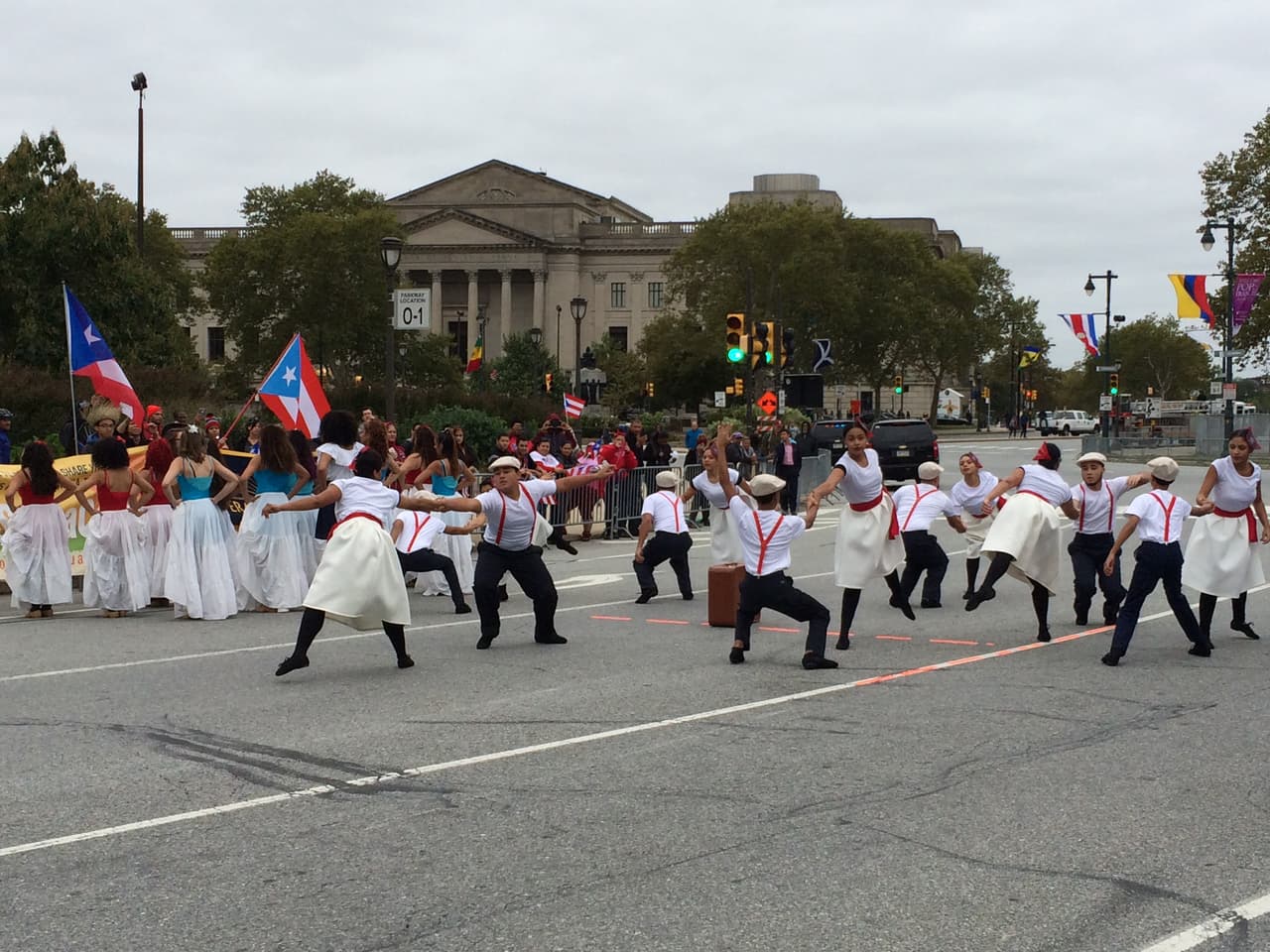 Ni el frío, ni el viento impidieron que este domingo se realizara el desfile anual puertorriqueño en Filadelfia en donde el baile y la música no podían faltar. El evento que tuvo como objetivo unir a la comunidad boricua y levantar con orgullo la bandera de la llamada Isla del Encanto. El Desfile Puertorriqueño de Filadelfia, organizado por El Concilio, tuvo como tema este año el de "Nuestra Trayectoría: De Puerto Rico a Filadelfia".