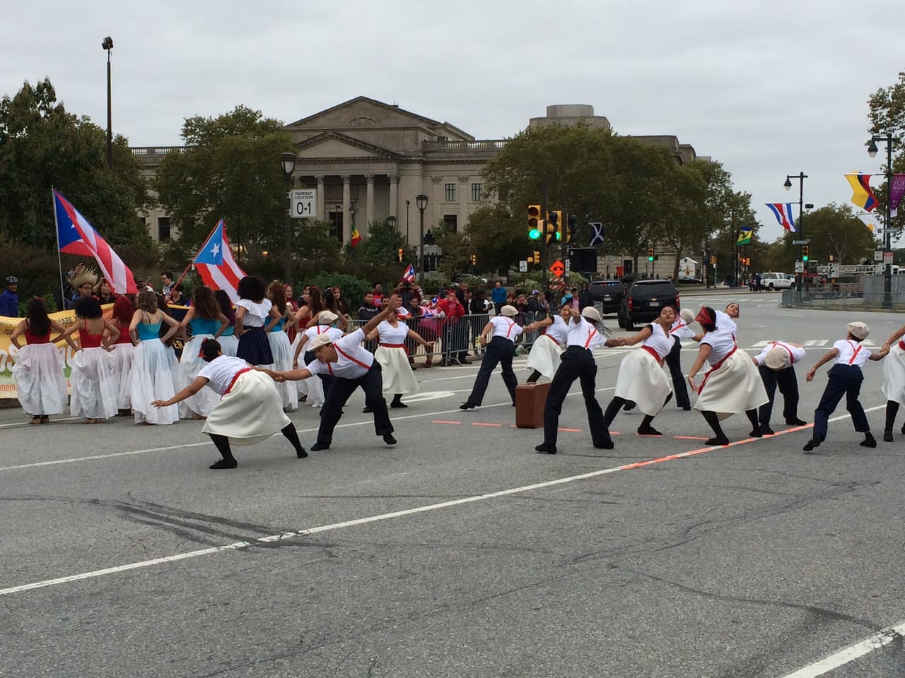 Ni el frío, ni el viento impidieron que este domingo se realizara el desfile anual puertorriqueño en Filadelfia en donde el baile y la música no podían faltar. El evento que tuvo como objetivo unir a la comunidad boricua y levantar con orgullo la bandera de la llamada Isla del Encanto. El Desfile Puertorriqueño de Filadelfia, organizado por El Concilio, tuvo como tema este año el de "Nuestra Trayectoría: De Puerto Rico a Filadelfia".