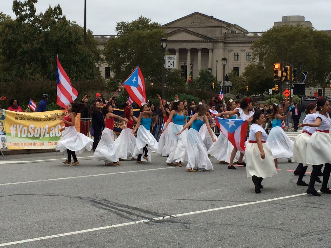 Ni el frío, ni el viento impidieron que este domingo se realizara el desfile anual puertorriqueño en Filadelfia en donde el baile y la música no podían faltar. El evento que tuvo como objetivo unir a la comunidad boricua y levantar con orgullo la bandera de la llamada Isla del Encanto. El Desfile Puertorriqueño de Filadelfia, organizado por El Concilio, tuvo como tema este año el de "Nuestra Trayectoría: De Puerto Rico a Filadelfia".