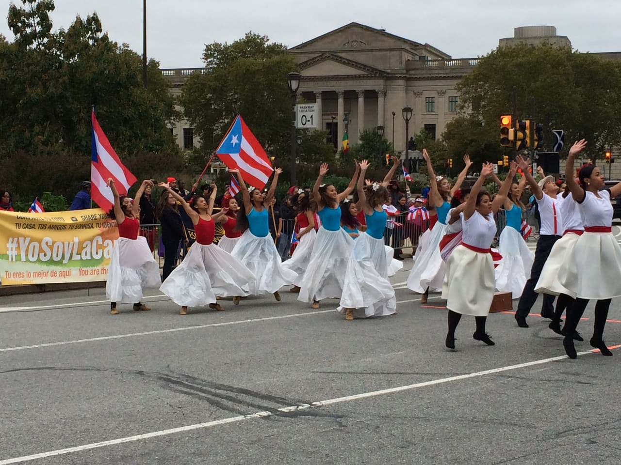 Ni el frío, ni el viento impidieron que este domingo se realizara el desfile anual puertorriqueño en Filadelfia en donde el baile y la música no podían faltar. El evento que tuvo como objetivo unir a la comunidad boricua y levantar con orgullo la bandera de la llamada Isla del Encanto. El Desfile Puertorriqueño de Filadelfia, organizado por El Concilio, tuvo como tema este año el de "Nuestra Trayectoría: De Puerto Rico a Filadelfia".