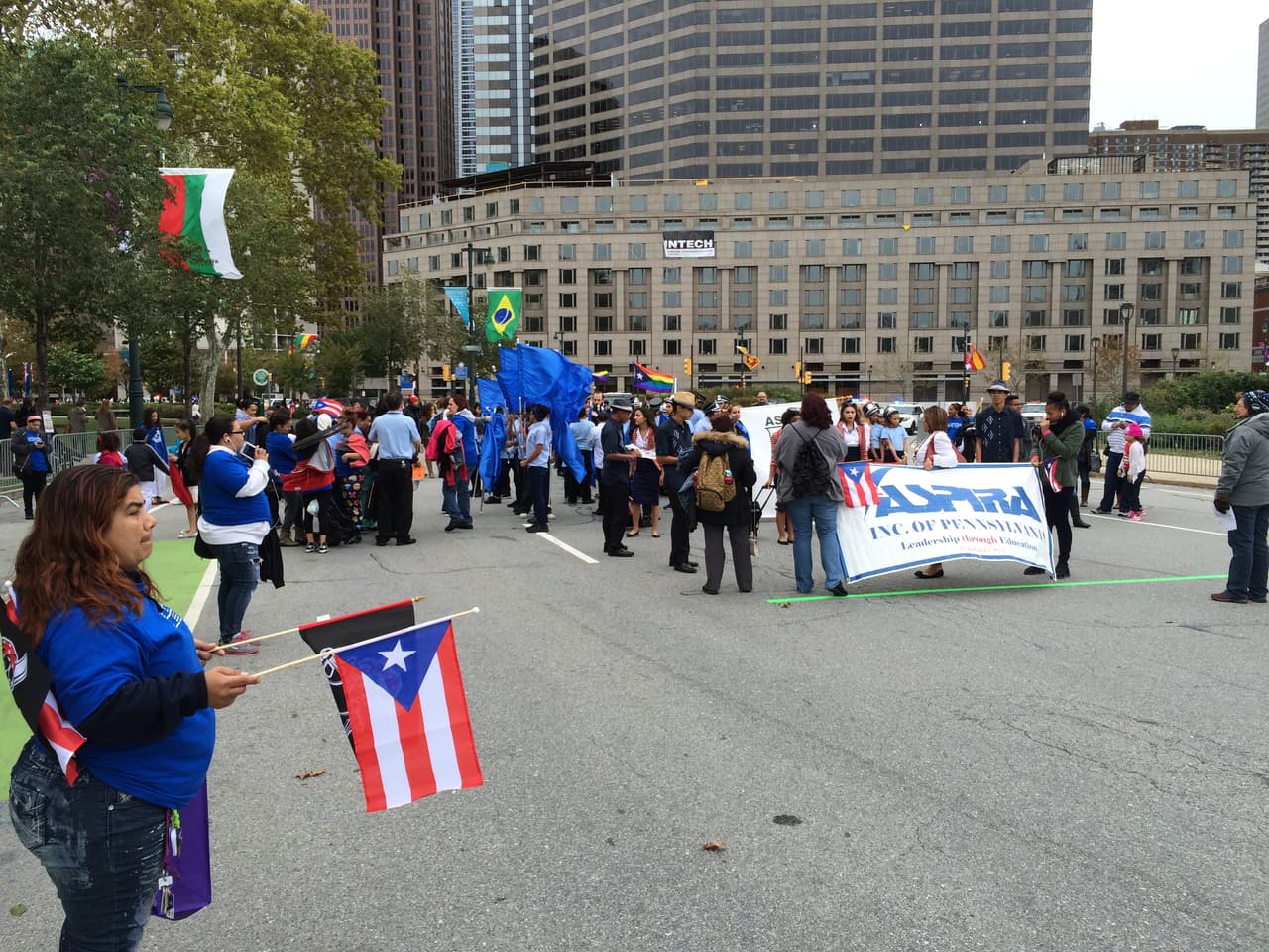Ni el frío, ni el viento impidieron que este domingo se realizara el desfile anual puertorriqueño en Filadelfia en donde el baile y la música no podían faltar. El evento que tuvo como objetivo unir a la comunidad boricua y levantar con orgullo la bandera de la llamada Isla del Encanto. El Desfile Puertorriqueño de Filadelfia, organizado por El Concilio, tuvo como tema este año el de "Nuestra Trayectoría: De Puerto Rico a Filadelfia".