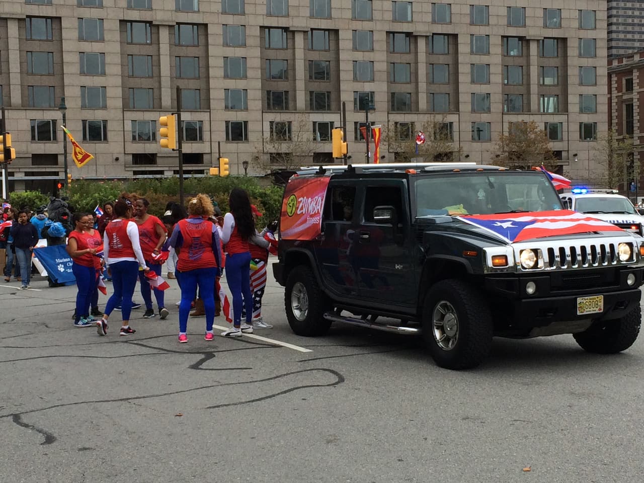 Ni el frío, ni el viento impidieron que este domingo se realizara el desfile anual puertorriqueño en Filadelfia en donde el baile y la música no podían faltar. El evento que tuvo como objetivo unir a la comunidad boricua y levantar con orgullo la bandera de la llamada Isla del Encanto. El Desfile Puertorriqueño de Filadelfia, organizado por El Concilio, tuvo como tema este año el de "Nuestra Trayectoría: De Puerto Rico a Filadelfia".