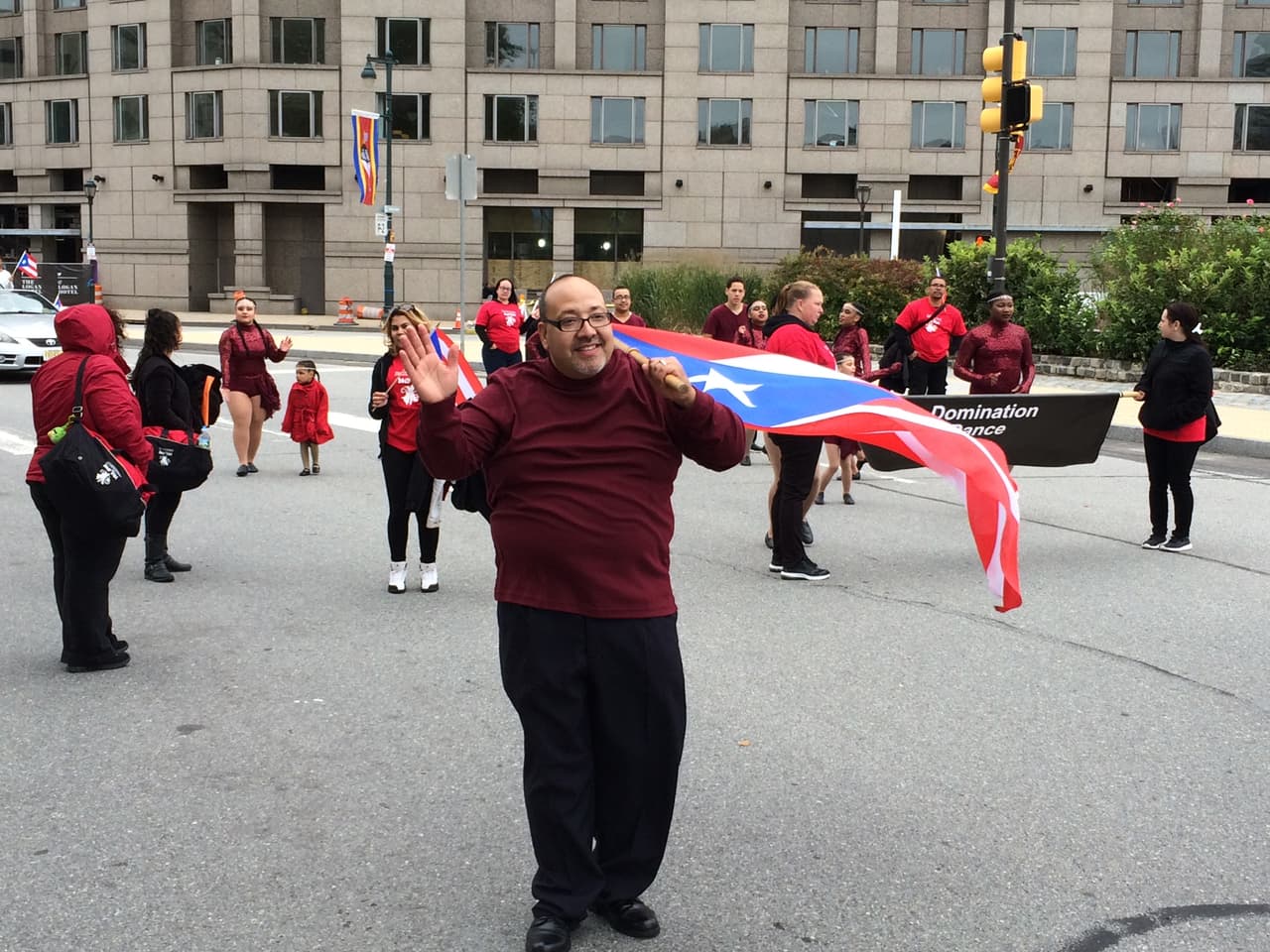 Ni el frío, ni el viento impidieron que este domingo se realizara el desfile anual puertorriqueño en Filadelfia en donde el baile y la música no podían faltar. El evento que tuvo como objetivo unir a la comunidad boricua y levantar con orgullo la bandera de la llamada Isla del Encanto. El Desfile Puertorriqueño de Filadelfia, organizado por El Concilio, tuvo como tema este año el de "Nuestra Trayectoría: De Puerto Rico a Filadelfia".