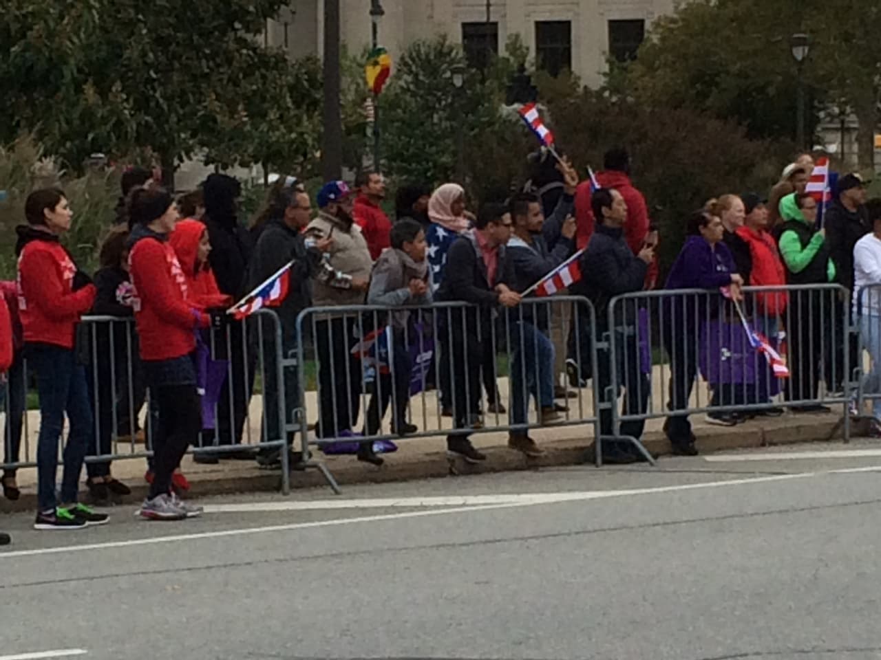 Ni el frío, ni el viento impidieron que este domingo se realizara el desfile anual puertorriqueño en Filadelfia en donde el baile y la música no podían faltar. El evento que tuvo como objetivo unir a la comunidad boricua y levantar con orgullo la bandera de la llamada Isla del Encanto. El Desfile Puertorriqueño de Filadelfia, organizado por El Concilio, tuvo como tema este año el de "Nuestra Trayectoría: De Puerto Rico a Filadelfia".
