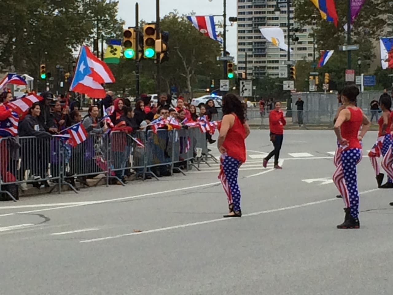 Ni el frío, ni el viento impidieron que este domingo se realizara el desfile anual puertorriqueño en Filadelfia en donde el baile y la música no podían faltar. El evento que tuvo como objetivo unir a la comunidad boricua y levantar con orgullo la bandera de la llamada Isla del Encanto. El Desfile Puertorriqueño de Filadelfia, organizado por El Concilio, tuvo como tema este año el de "Nuestra Trayectoría: De Puerto Rico a Filadelfia".