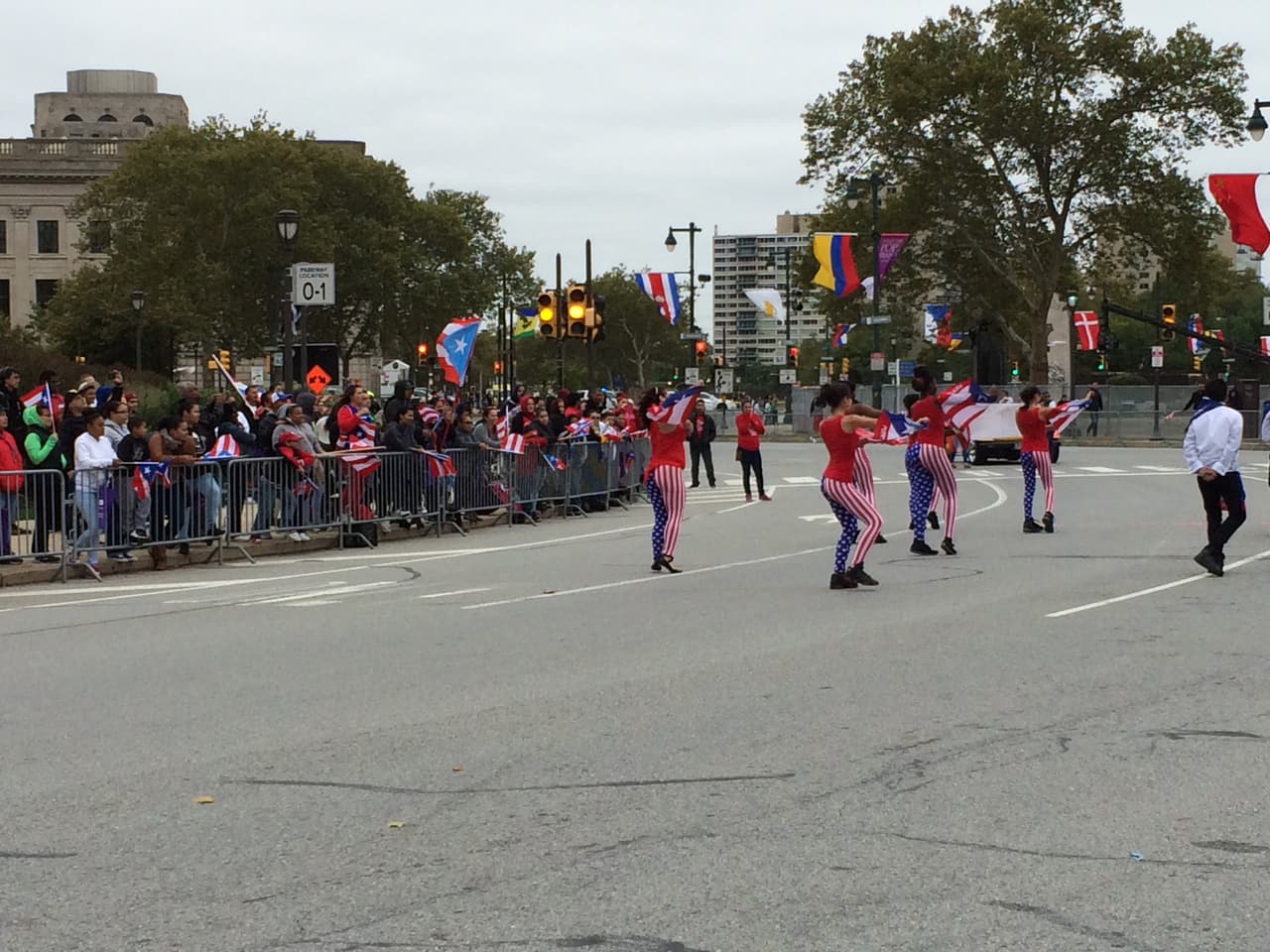Ni el frío, ni el viento impidieron que este domingo se realizara el desfile anual puertorriqueño en Filadelfia en donde el baile y la música no podían faltar. El evento que tuvo como objetivo unir a la comunidad boricua y levantar con orgullo la bandera de la llamada Isla del Encanto. El Desfile Puertorriqueño de Filadelfia, organizado por El Concilio, tuvo como tema este año el de "Nuestra Trayectoría: De Puerto Rico a Filadelfia".