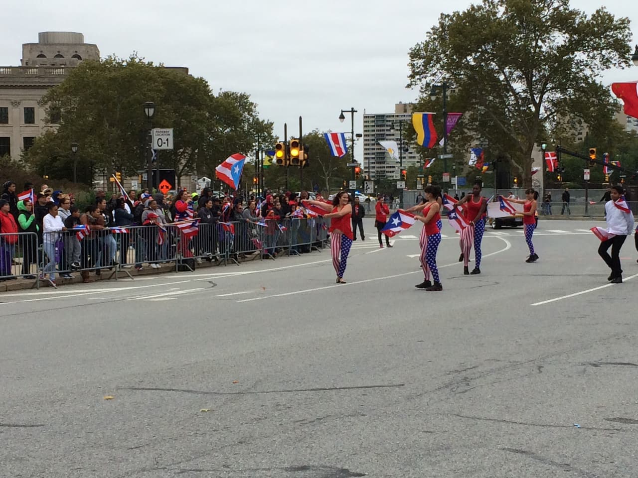 Ni el frío, ni el viento impidieron que este domingo se realizara el desfile anual puertorriqueño en Filadelfia en donde el baile y la música no podían faltar. El evento que tuvo como objetivo unir a la comunidad boricua y levantar con orgullo la bandera de la llamada Isla del Encanto. El Desfile Puertorriqueño de Filadelfia, organizado por El Concilio, tuvo como tema este año el de "Nuestra Trayectoría: De Puerto Rico a Filadelfia".