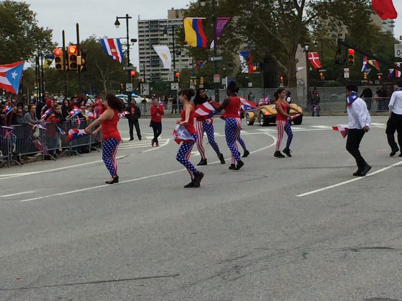 Ni el frío, ni el viento impidieron que este domingo se realizara el desfile anual puertorriqueño en Filadelfia en donde el baile y la música no podían faltar. El evento que tuvo como objetivo unir a la comunidad boricua y levantar con orgullo la bandera de la llamada Isla del Encanto. El Desfile Puertorriqueño de Filadelfia, organizado por El Concilio, tuvo como tema este año el de "Nuestra Trayectoría: De Puerto Rico a Filadelfia".