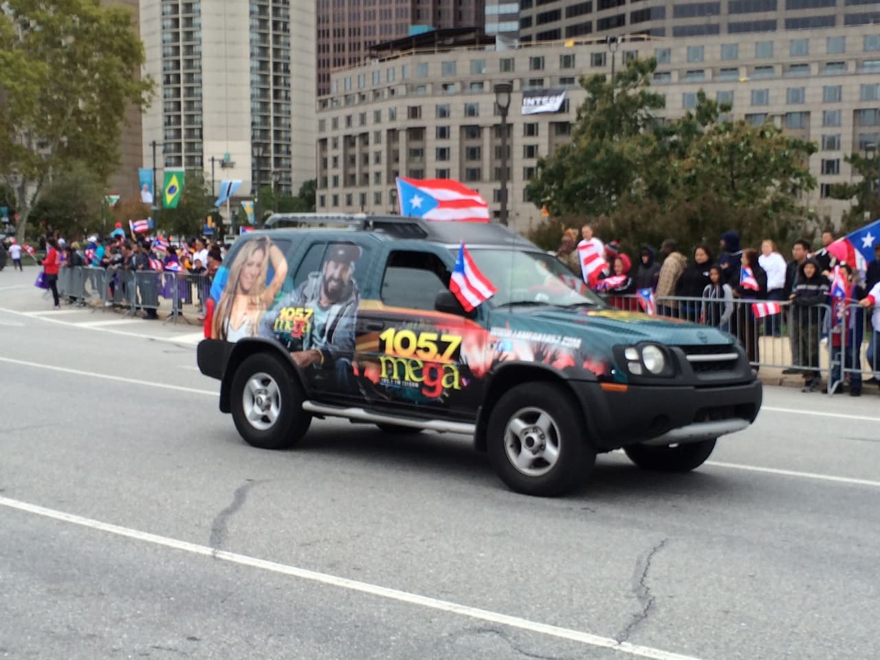 Ni el frío, ni el viento impidieron que este domingo se realizara el desfile anual puertorriqueño en Filadelfia en donde el baile y la música no podían faltar. El evento que tuvo como objetivo unir a la comunidad boricua y levantar con orgullo la bandera de la llamada Isla del Encanto. El Desfile Puertorriqueño de Filadelfia, organizado por El Concilio, tuvo como tema este año el de "Nuestra Trayectoría: De Puerto Rico a Filadelfia".