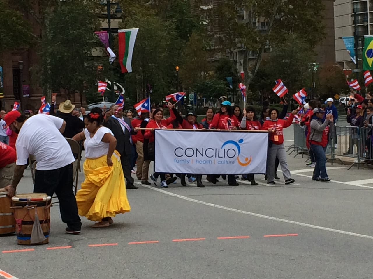 Ni el frío, ni el viento impidieron que este domingo se realizara el desfile anual puertorriqueño en Filadelfia en donde el baile y la música no podían faltar. El evento que tuvo como objetivo unir a la comunidad boricua y levantar con orgullo la bandera de la llamada Isla del Encanto. El Desfile Puertorriqueño de Filadelfia, organizado por El Concilio, tuvo como tema este año el de "Nuestra Trayectoría: De Puerto Rico a Filadelfia".