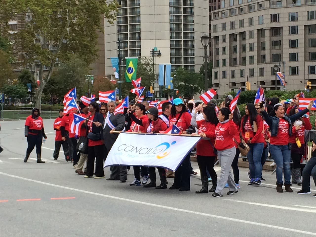 Ni el frío, ni el viento impidieron que este domingo se realizara el desfile anual puertorriqueño en Filadelfia en donde el baile y la música no podían faltar. El evento que tuvo como objetivo unir a la comunidad boricua y levantar con orgullo la bandera de la llamada Isla del Encanto. El Desfile Puertorriqueño de Filadelfia, organizado por El Concilio, tuvo como tema este año el de "Nuestra Trayectoría: De Puerto Rico a Filadelfia".