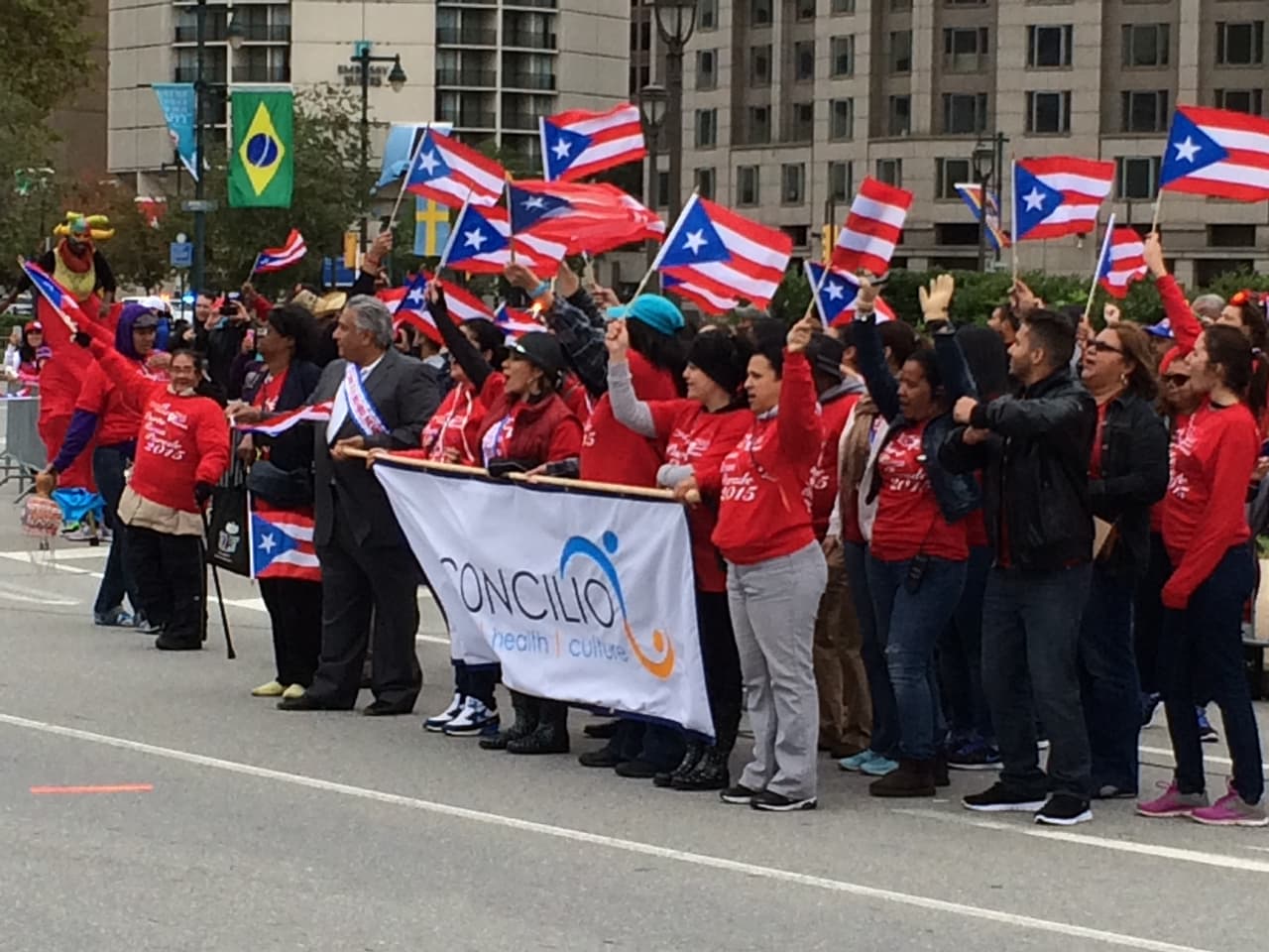 Ni el frío, ni el viento impidieron que este domingo se realizara el desfile anual puertorriqueño en Filadelfia en donde el baile y la música no podían faltar. El evento que tuvo como objetivo unir a la comunidad boricua y levantar con orgullo la bandera de la llamada Isla del Encanto. El Desfile Puertorriqueño de Filadelfia, organizado por El Concilio, tuvo como tema este año el de "Nuestra Trayectoría: De Puerto Rico a Filadelfia".
