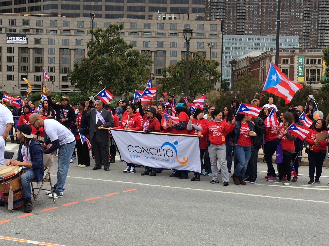 Ni el frío, ni el viento impidieron que este domingo se realizara el desfile anual puertorriqueño en Filadelfia en donde el baile y la música no podían faltar. El evento que tuvo como objetivo unir a la comunidad boricua y levantar con orgullo la bandera de la llamada Isla del Encanto. El Desfile Puertorriqueño de Filadelfia, organizado por El Concilio, tuvo como tema este año el de "Nuestra Trayectoría: De Puerto Rico a Filadelfia".