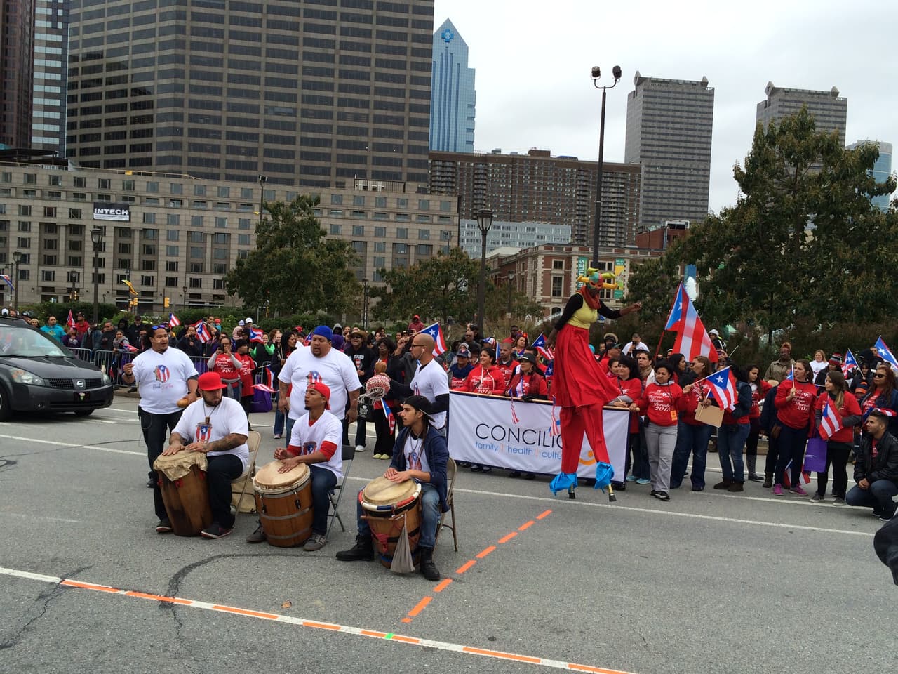 Ni el frío, ni el viento impidieron que este domingo se realizara el desfile anual puertorriqueño en Filadelfia en donde el baile y la música no podían faltar. El evento que tuvo como objetivo unir a la comunidad boricua y levantar con orgullo la bandera de la llamada Isla del Encanto. El Desfile Puertorriqueño de Filadelfia, organizado por El Concilio, tuvo como tema este año el de "Nuestra Trayectoría: De Puerto Rico a Filadelfia".