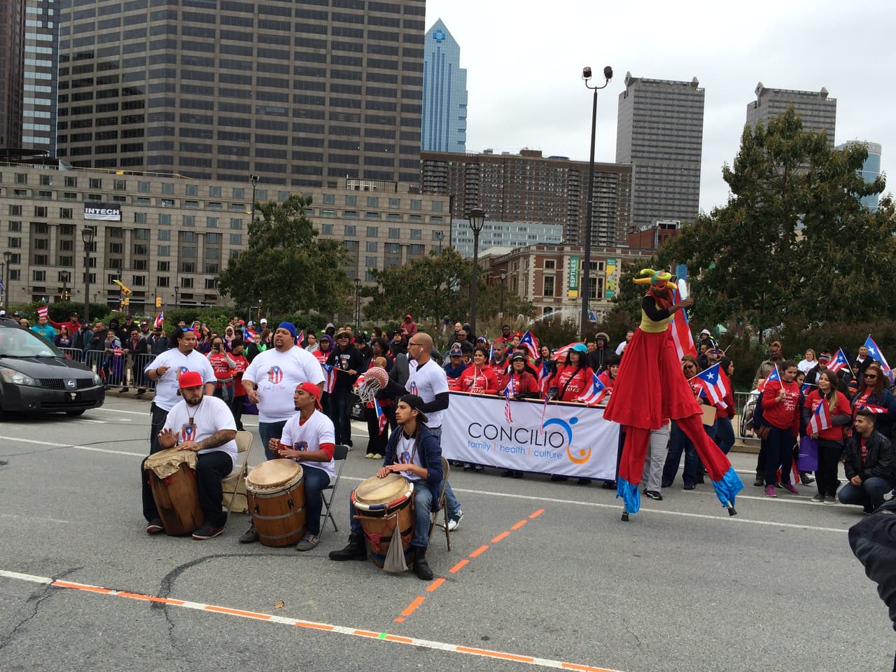 Ni el frío, ni el viento impidieron que este domingo se realizara el desfile anual puertorriqueño en Filadelfia en donde el baile y la música no podían faltar. El evento que tuvo como objetivo unir a la comunidad boricua y levantar con orgullo la bandera de la llamada Isla del Encanto. El Desfile Puertorriqueño de Filadelfia, organizado por El Concilio, tuvo como tema este año el de "Nuestra Trayectoría: De Puerto Rico a Filadelfia".