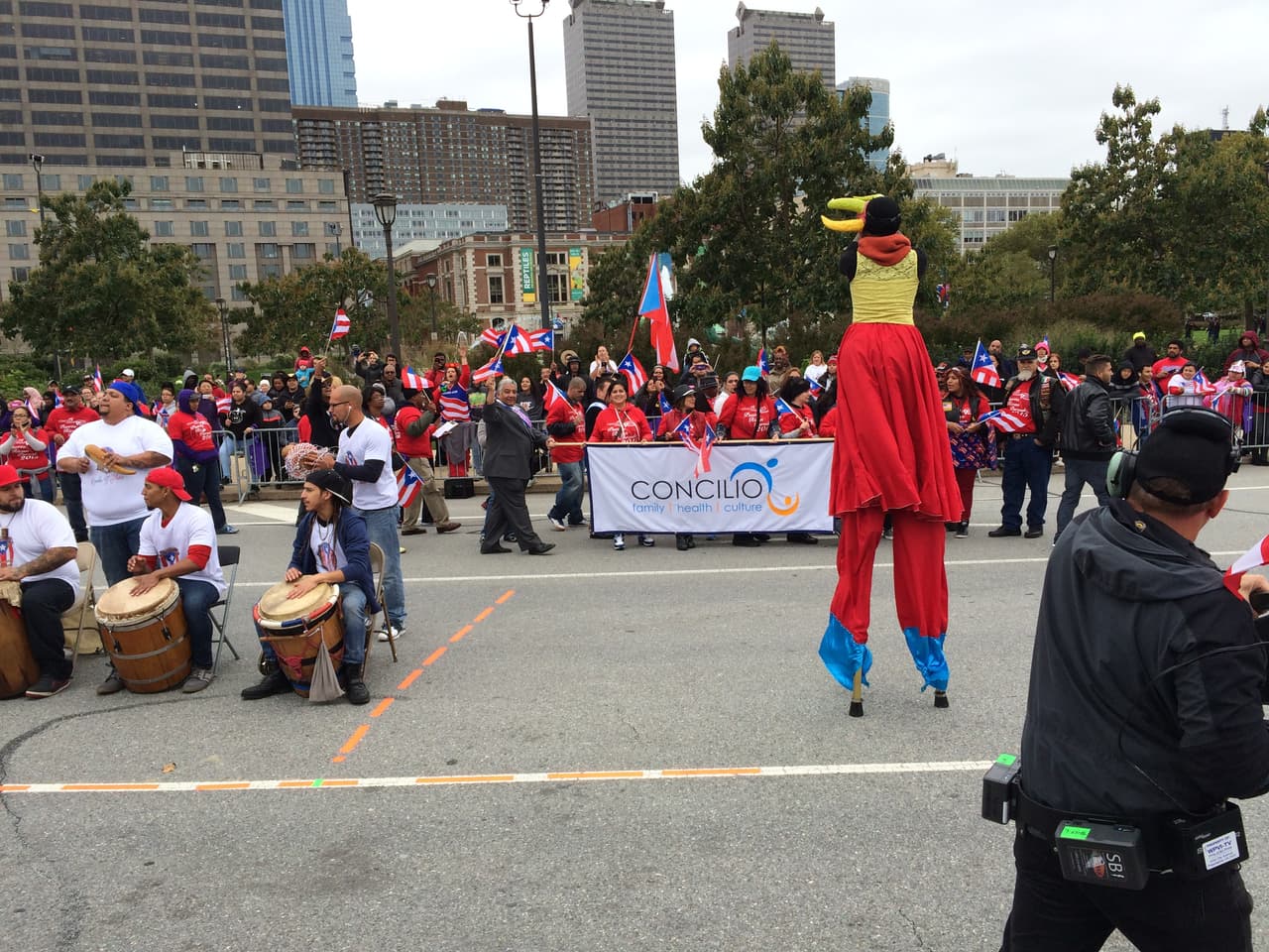 Ni el frío, ni el viento impidieron que este domingo se realizara el desfile anual puertorriqueño en Filadelfia en donde el baile y la música no podían faltar. El evento que tuvo como objetivo unir a la comunidad boricua y levantar con orgullo la bandera de la llamada Isla del Encanto. El Desfile Puertorriqueño de Filadelfia, organizado por El Concilio, tuvo como tema este año el de "Nuestra Trayectoría: De Puerto Rico a Filadelfia".