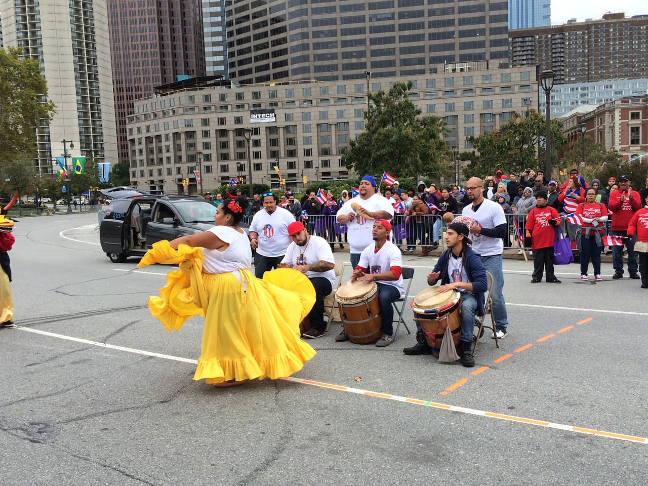 Ni el frío, ni el viento impidieron que este domingo se realizara el desfile anual puertorriqueño en Filadelfia en donde el baile y la música no podían faltar. El evento que tuvo como objetivo unir a la comunidad boricua y levantar con orgullo la bandera de la llamada Isla del Encanto. El Desfile Puertorriqueño de Filadelfia, organizado por El Concilio, tuvo como tema este año el de "Nuestra Trayectoría: De Puerto Rico a Filadelfia".