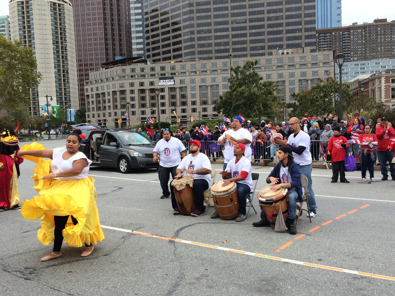 Ni el frío, ni el viento impidieron que este domingo se realizara el desfile anual puertorriqueño en Filadelfia en donde el baile y la música no podían faltar. El evento que tuvo como objetivo unir a la comunidad boricua y levantar con orgullo la bandera de la llamada Isla del Encanto. El Desfile Puertorriqueño de Filadelfia, organizado por El Concilio, tuvo como tema este año el de "Nuestra Trayectoría: De Puerto Rico a Filadelfia".