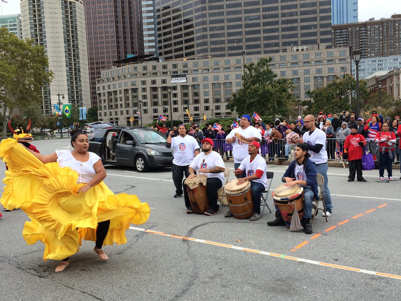 Ni el frío, ni el viento impidieron que este domingo se realizara el desfile anual puertorriqueño en Filadelfia en donde el baile y la música no podían faltar. El evento que tuvo como objetivo unir a la comunidad boricua y levantar con orgullo la bandera de la llamada Isla del Encanto. El Desfile Puertorriqueño de Filadelfia, organizado por El Concilio, tuvo como tema este año el de "Nuestra Trayectoría: De Puerto Rico a Filadelfia".