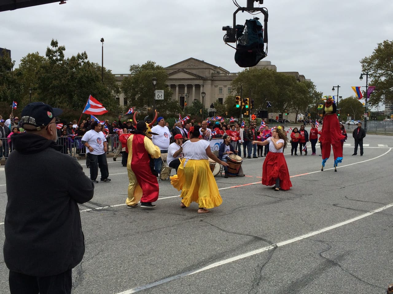 Ni el frío, ni el viento impidieron que este domingo se realizara el desfile anual puertorriqueño en Filadelfia en donde el baile y la música no podían faltar. El evento que tuvo como objetivo unir a la comunidad boricua y levantar con orgullo la bandera de la llamada Isla del Encanto. El Desfile Puertorriqueño de Filadelfia, organizado por El Concilio, tuvo como tema este año el de "Nuestra Trayectoría: De Puerto Rico a Filadelfia".