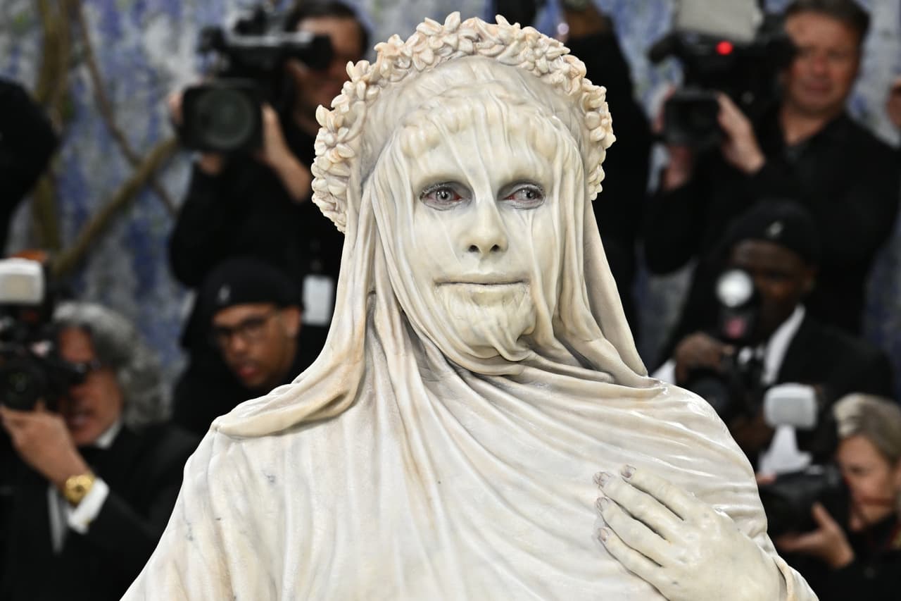 Heidi Klum, conocida por llevar sus disfraces de Halloween a otro nivel, demostró la misma dedicación en la Gala del Met al llegar como una estatua cubierta con una tela.