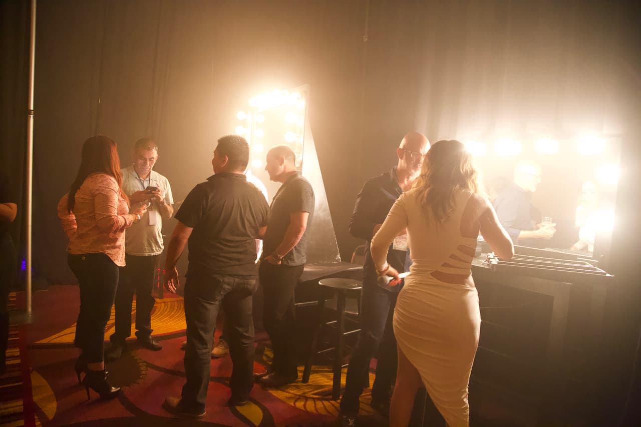 En el backstage, ella y sus acompañantes hicieron un gran trabajo preparando el talento...