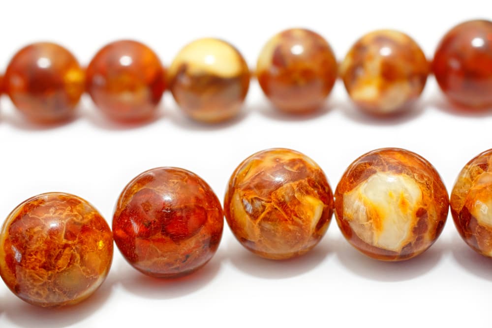 Pueden llevar no sólo una pequeña piedra de ámbar consigo mismos como un amuleto perfecto, sino también crearse joyería con ella, como algún brazaleta, dije o anillo con ámbar.