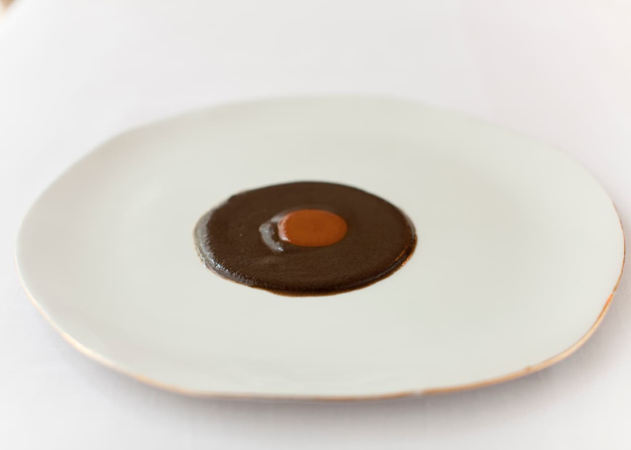 "Mole nuevo, mole madre" Un plato del menú degustación del restaurante Pujol compuesto por un mole del día y un mole con más de dos años de vida. Sin pollo, sin arroz, sin adornos.